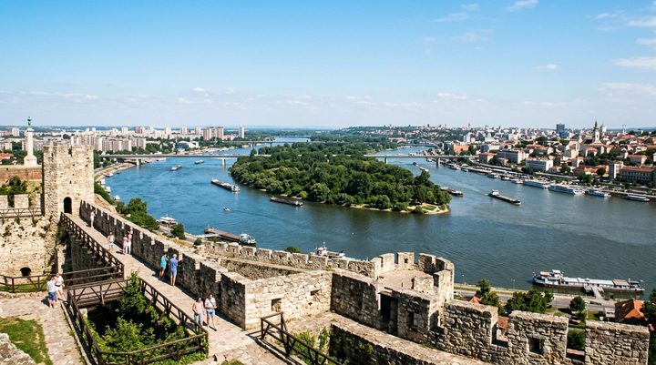 Pogled sa Kalemegdana na ušće Save u Dunav, Novi Beograd i skulpturu Pobednika u smiraj dana