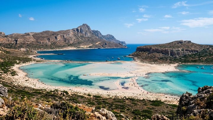 Zlatni rat u Bolu na ostrvu Braču sa tirkiznim morem i šumom borova
