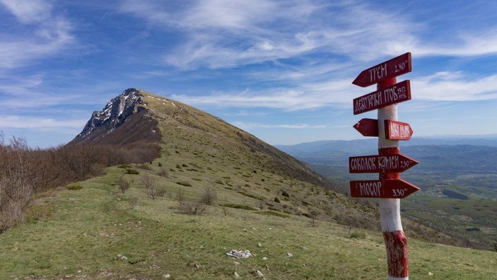 Njegošev mauzolej na kamenom Jezerskom vrhu planine Lovćen sa stepeništem i pogledom na more