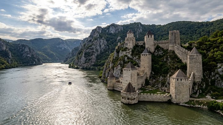 Golubačka tvrđava na ulazu u Đerdapsku klisuru sa kamenim kulama iznad Dunava