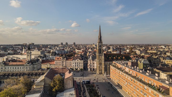 Barokni zvonik i fasada Grčke crkve Sošestvija Svetog Duha u Rumi sa cvetnom portom