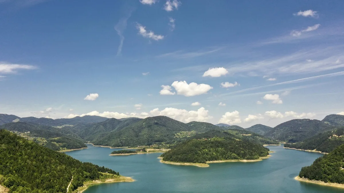 Bledsko jezero sa ostrvcem i crkvom usred tirkizne vode uokvireno snežnim vrhovima Julijskih Alpa