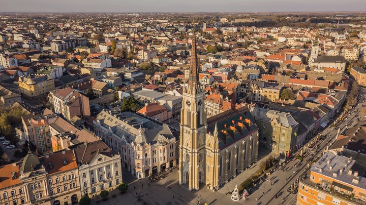 Tromostovje i Prešernov trg u Ljubljani sa Franjevačkom crkvom i Ljubljanskim gradom u pozadini