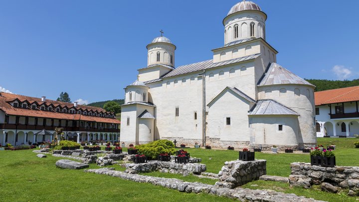Bela fasada manastira Mileševa podno strmih krečnjačkih stena kanjona Mileševke