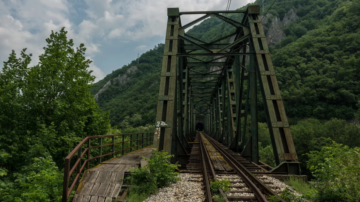 Pogled sa vrha Kablara na meandre Zapadne Morave i planinu Ovčar