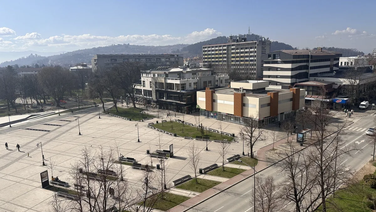 Kaskadna tirkizna jezera i vodopadi Nacionalnog parka Plitvička jezera sa drvenim stazama