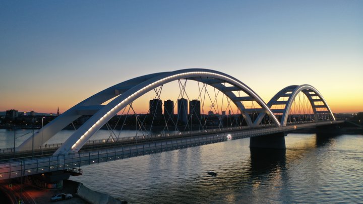 Pogled na moderni viseći most Milenijum preko reke Morače u centru Podgorice u sumrak