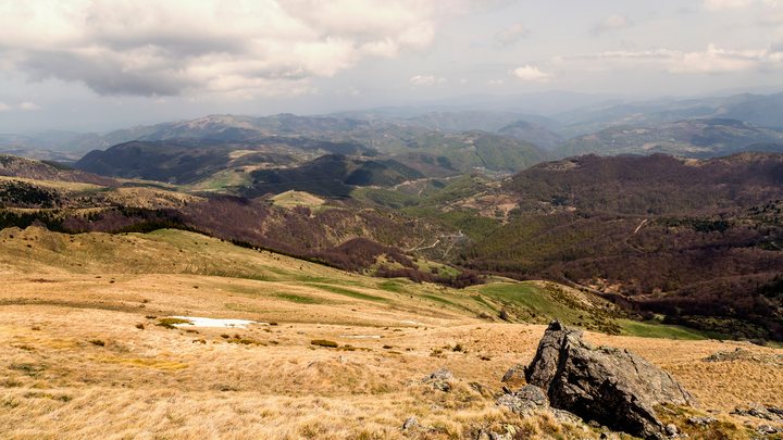 Stenoviti vrh Babin zub na Staroj planini iznad zelenih alpskih visoravni